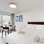 Apartament Bright & Modern In *