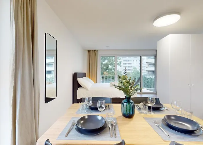 Bright & Modern In アパート