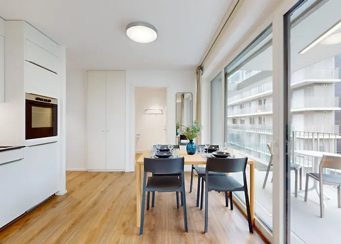 Bright & Modern In アパート